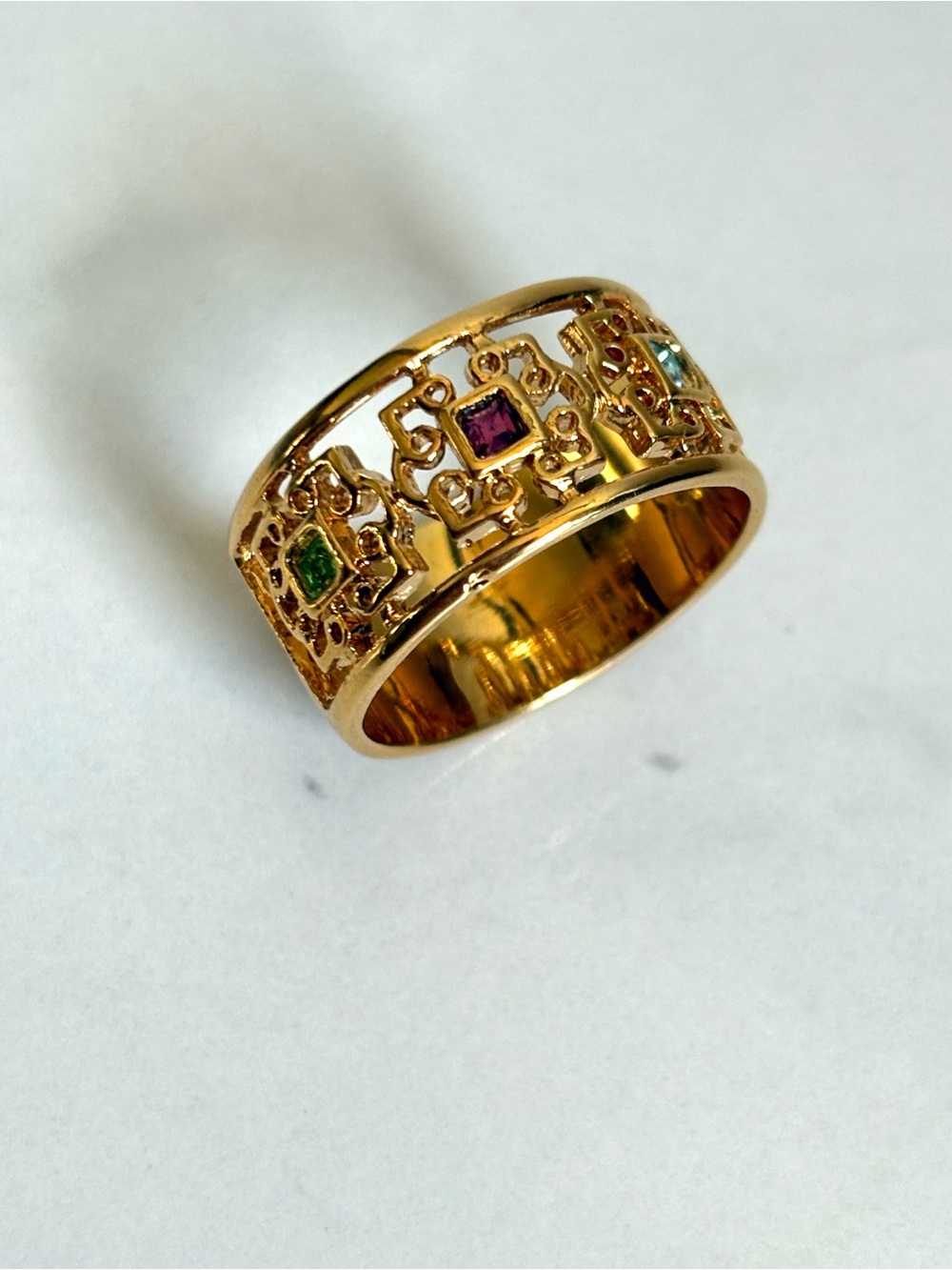 Vintage 90s Avon Gold Tone Wide Filigree Band Ring Green Purple Blue Stones Sz 9 - Picture 3 of 13